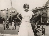 Trg kralja Aleksandra (današnji Trg Republike Hrvatske) oko 1930. godine, u pozadni Deželićeva ulica.jpg